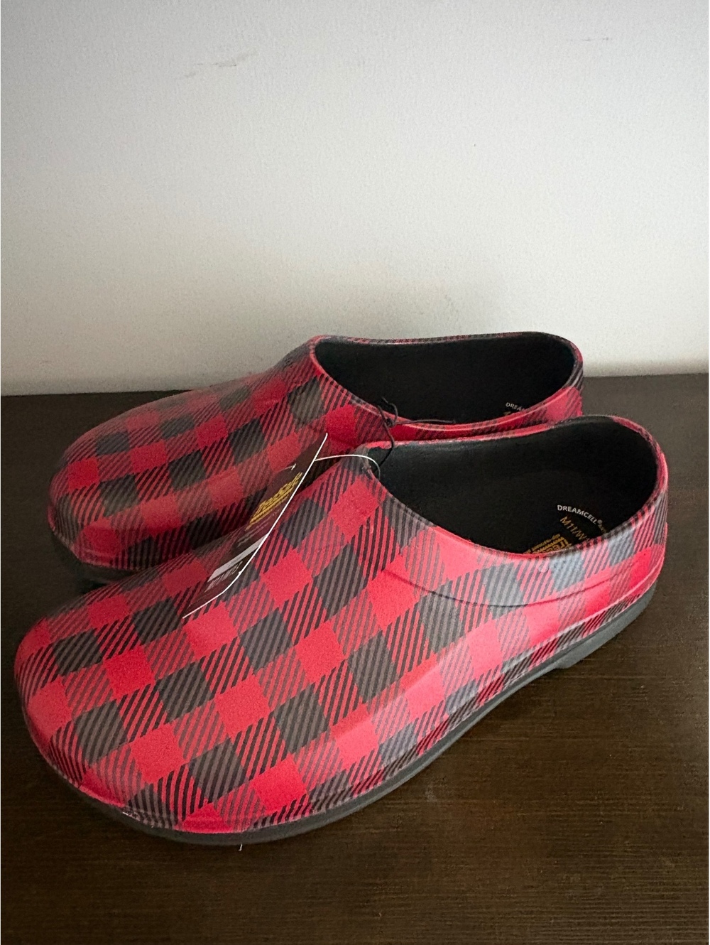New Tred Safe Slip Resistant Croc Shoes Red Black Plaid Size Men's 11 Women's 13
